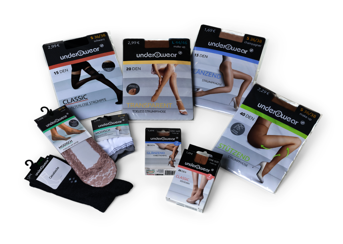 Das Foto zeigt neun Produktverpackungen für Damenstrümpfe, Strumpfhosen, Sneaker und Füsslinge der Rossmann-Eigenmarke under2wear.